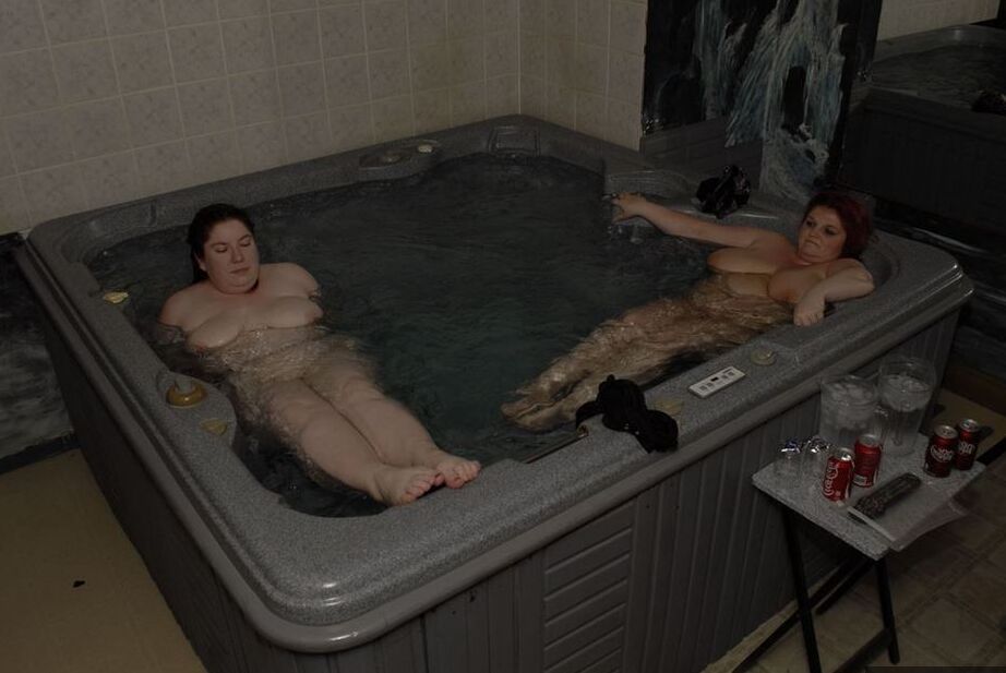 17P La gorda y gorda Black Widow AK se relaja en un jacuzzi con su gorda amante lesbiana