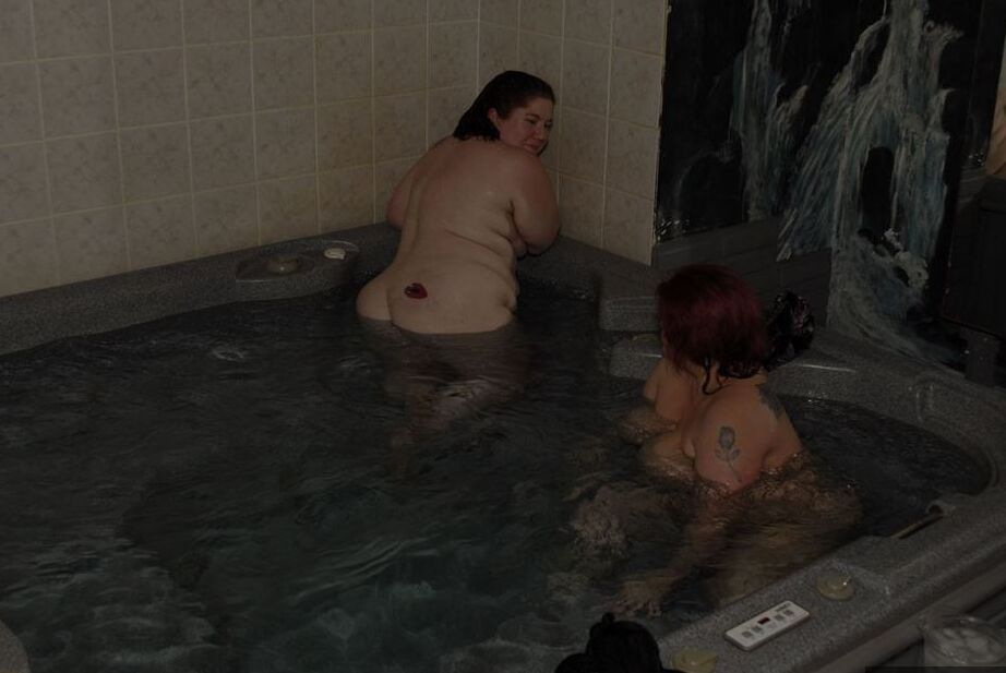 17P La gorda y gorda Black Widow AK se relaja en un jacuzzi con su gorda amante lesbiana