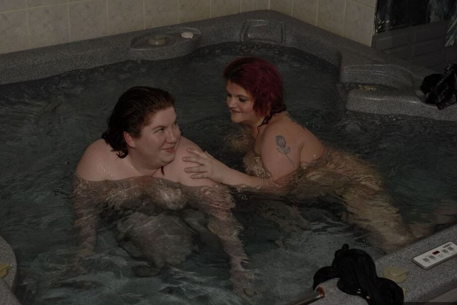 17P La gorda y gorda Black Widow AK se relaja en un jacuzzi con su gorda amante lesbiana