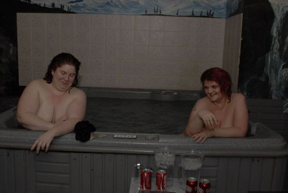 17P La gorda y gorda Black Widow AK se relaja en un jacuzzi con su gorda amante lesbiana