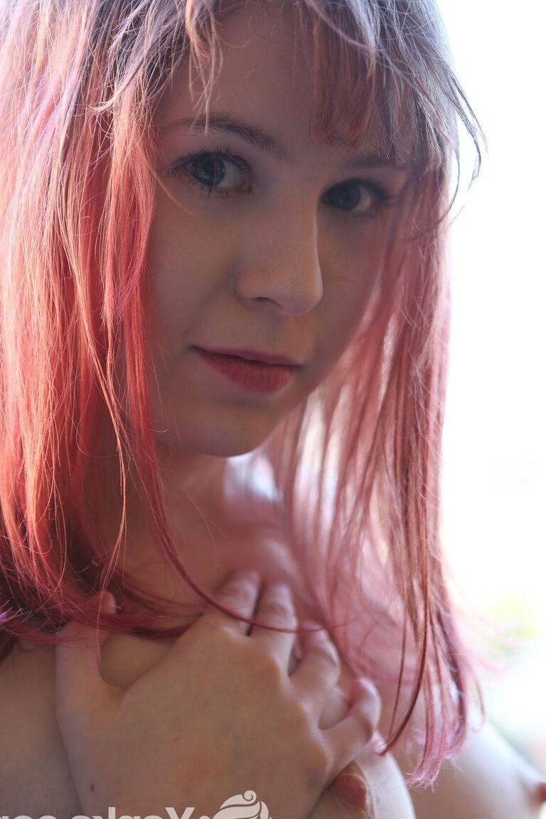 17P Kate, la jeune rousse, expose ses beaux seins et touche son clitoris