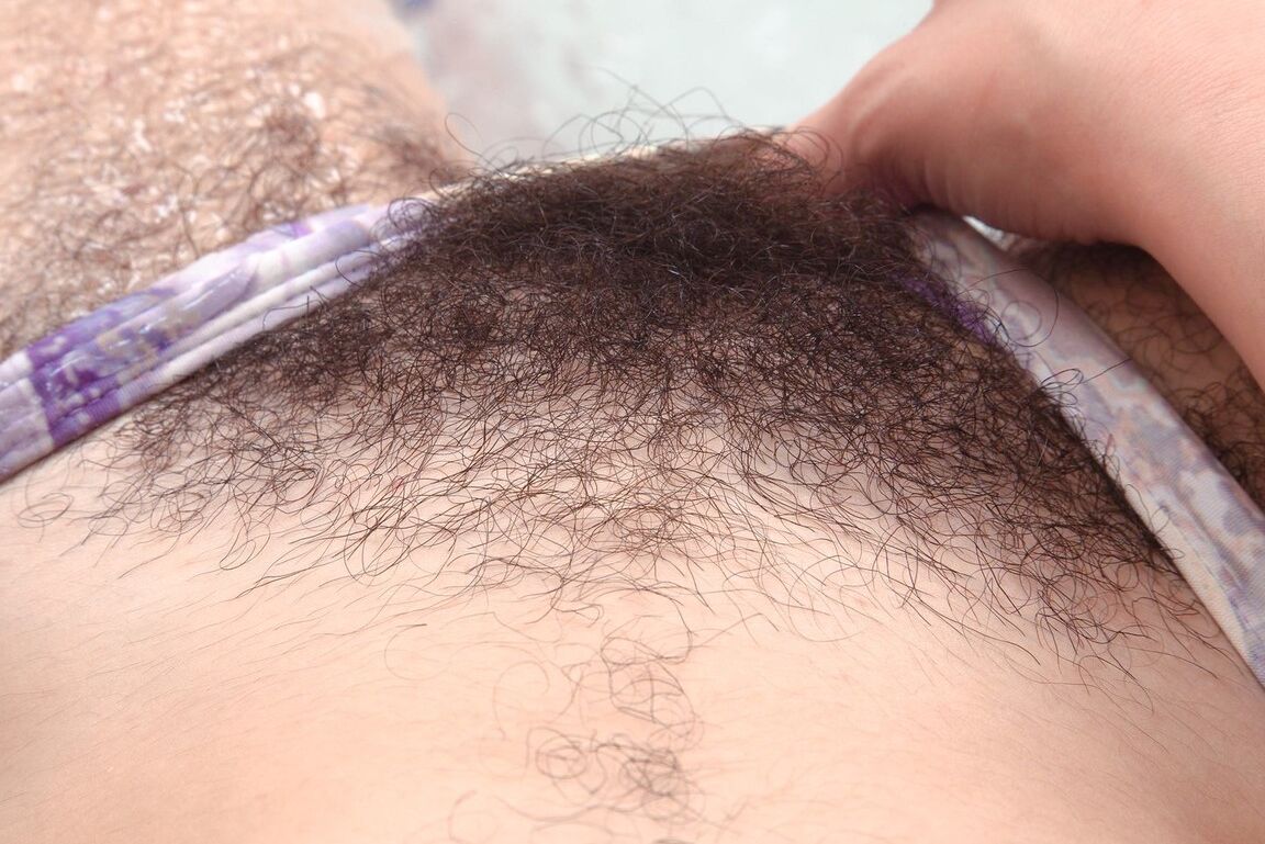16P Hirsute amadora Aragne mostra sua buceta realmente peluda e seu cuzão na banheira