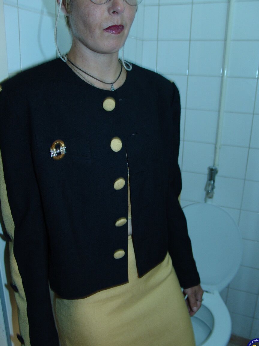 21P La blonde européenne Candice fait un rimjob et se fait défoncer dans les toilettes