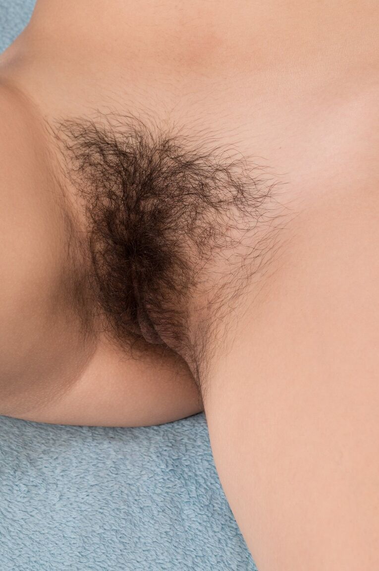 21P La brune amateur Amber dévoile son cul chaud et sa chatte poilue en solo