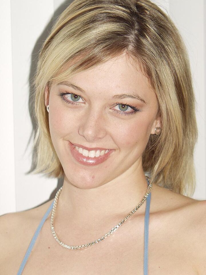 Die 16P blonde Amateurin Kyra zieht Rock und Tanga aus, bevor sie ihre rosa Muschi zeigt