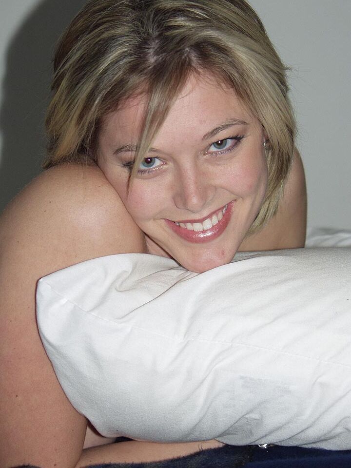 Die 16P blonde Amateurin Kyra zieht Rock und Tanga aus, bevor sie ihre rosa Muschi zeigt