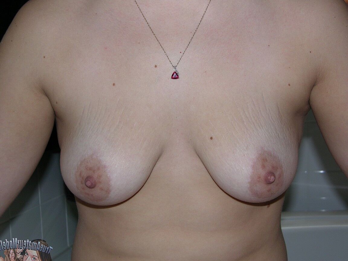 18P Morena primeriza se agarra el culo desnudo mientras muestra su coño natural