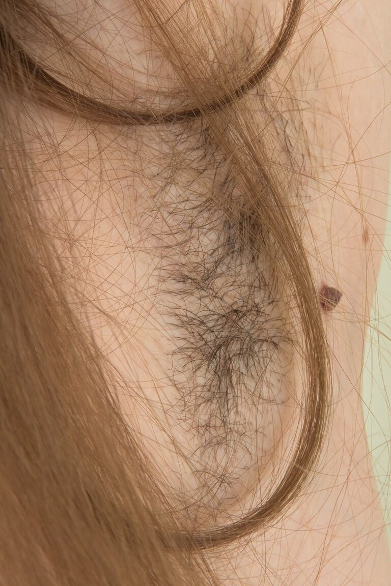 21P La mince brune Cherry Bloom écarte sa chatte poilue après un strip-tease sexy