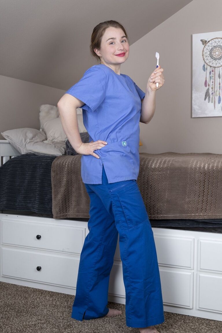 21P La dentista amateur Dawn Honey Crisp se quita el uniforme