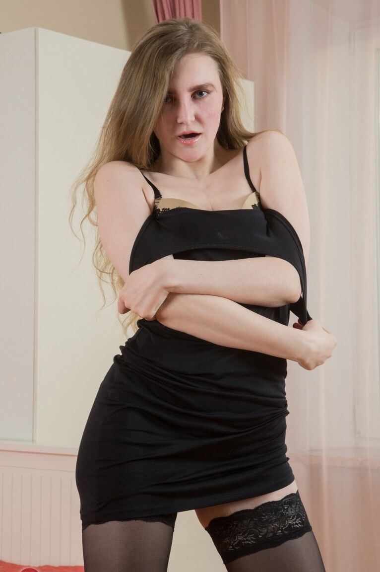 21P La zorra amateur Malta posando en lencería negra sexy y exponiendo su coño peludo