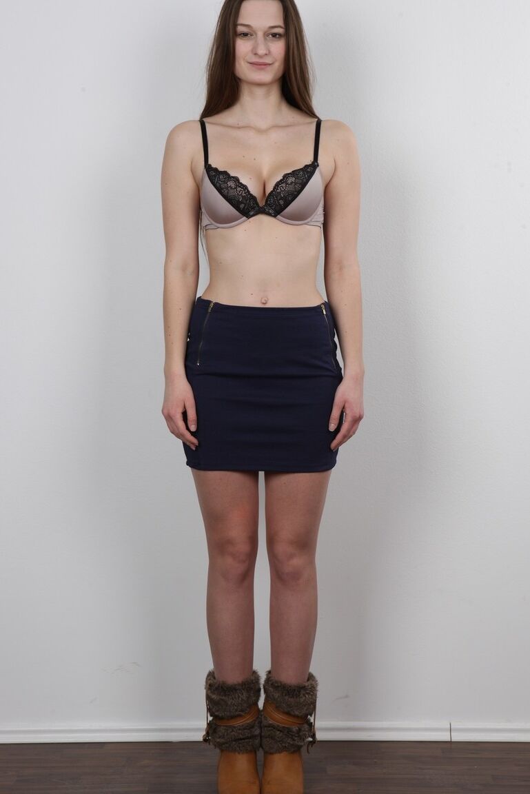 20P Long haired girl takes off all her clothes to model in the nude