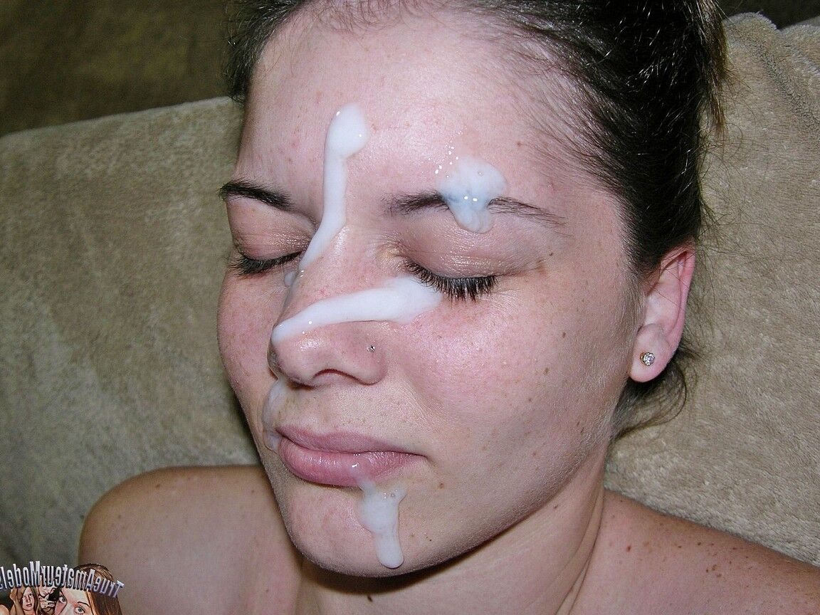 17P Adolescente amateur cierra los ojos antes de recibir una corrida facial