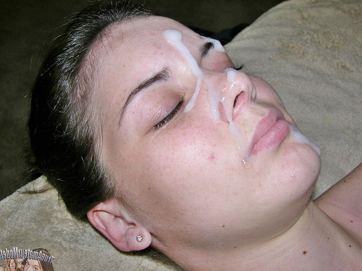 17P Adolescente amateur cierra los ojos antes de recibir una corrida facial