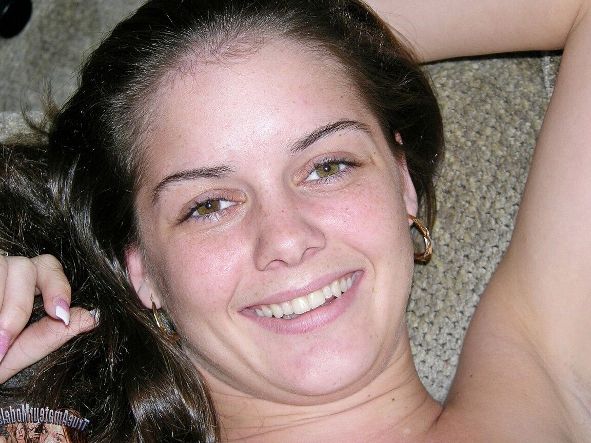 17P Adolescente amateur cierra los ojos antes de recibir una corrida facial