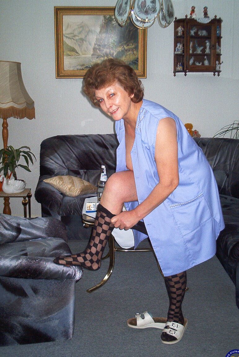 21P Monika, femme de ménage mature, montre ses gros seins