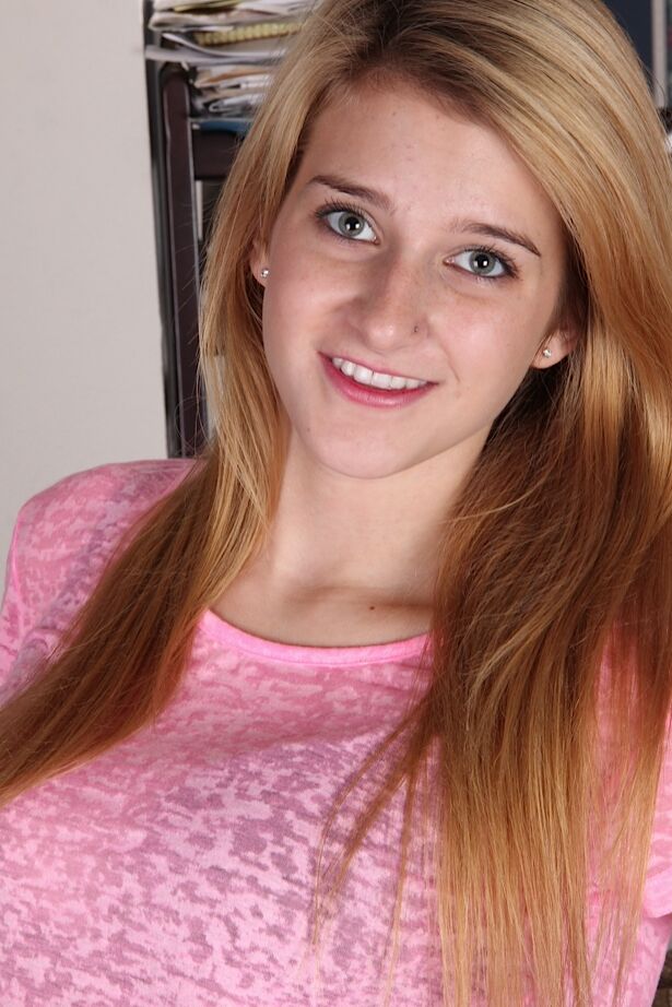 16P La adolescente rubia Karma Jones posando en primer plano para una sesión de fotos en solitario en topless