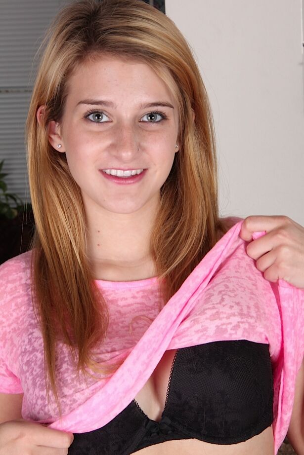 16P La adolescente rubia Karma Jones posando en primer plano para una sesión de fotos en solitario en topless