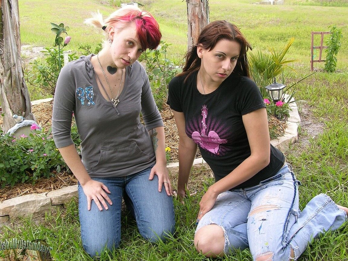 17P Lesbianas amateurs en vaqueros se desnudan simultáneamente en un dormitorio