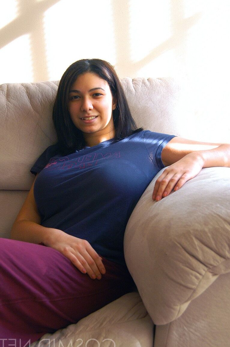 16P Bunda grande e gorda e peituda Elizabeth se despindo para modelar sua calcinha branca