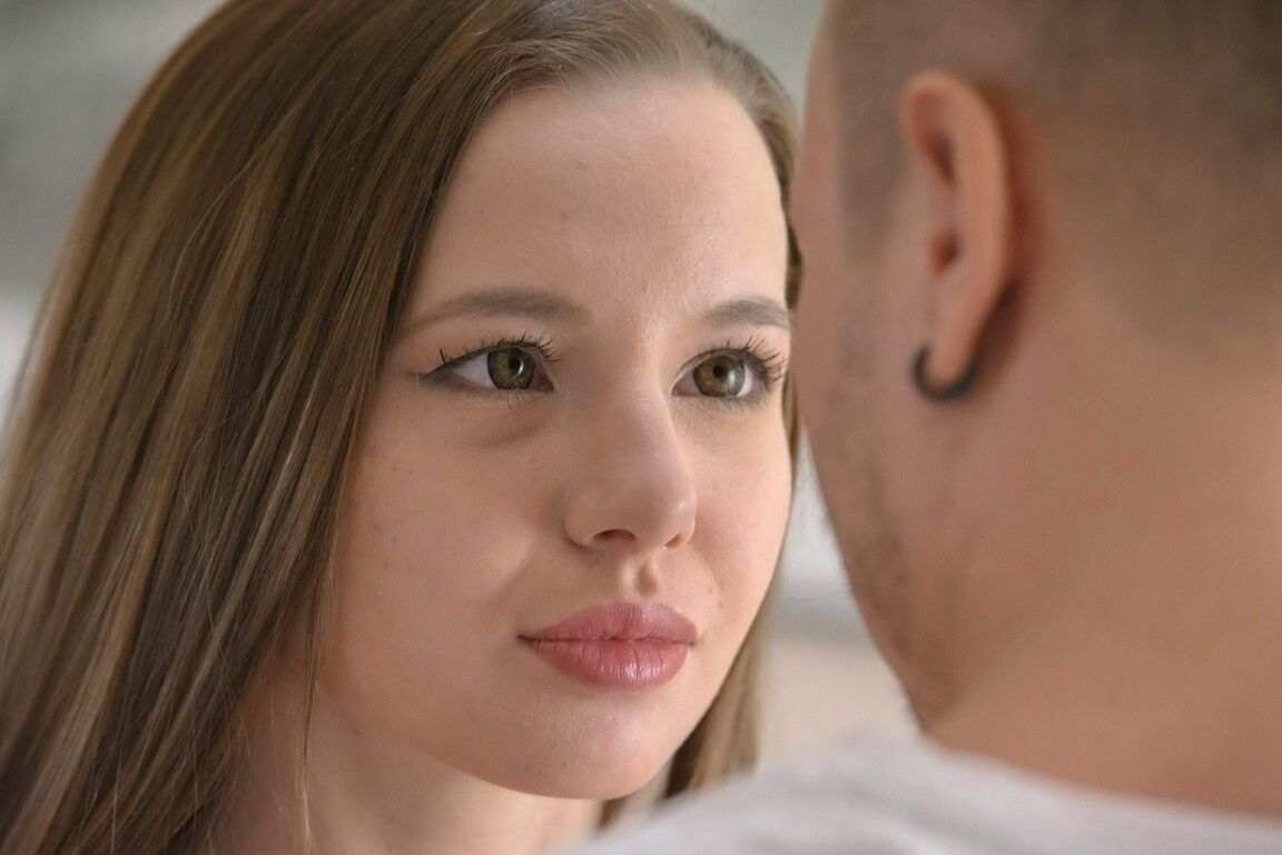16P A jovem Angel faz sexo em um sofá com seu amante