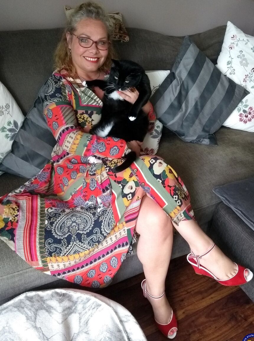 21P A vovó de cabelos cacheados Francesca Kitten exibe suas pernas quentes em meias