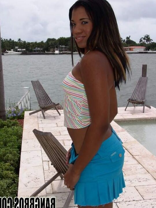 17P La encantadora nena de ébano con culo perfecto Sydnee Capri posa desnuda y mama una polla