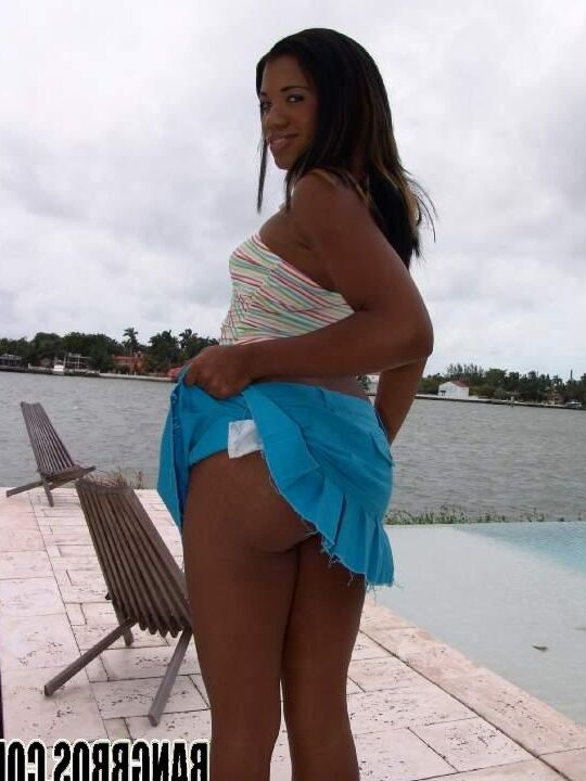 17P La encantadora nena de ébano con culo perfecto Sydnee Capri posa desnuda y mama una polla