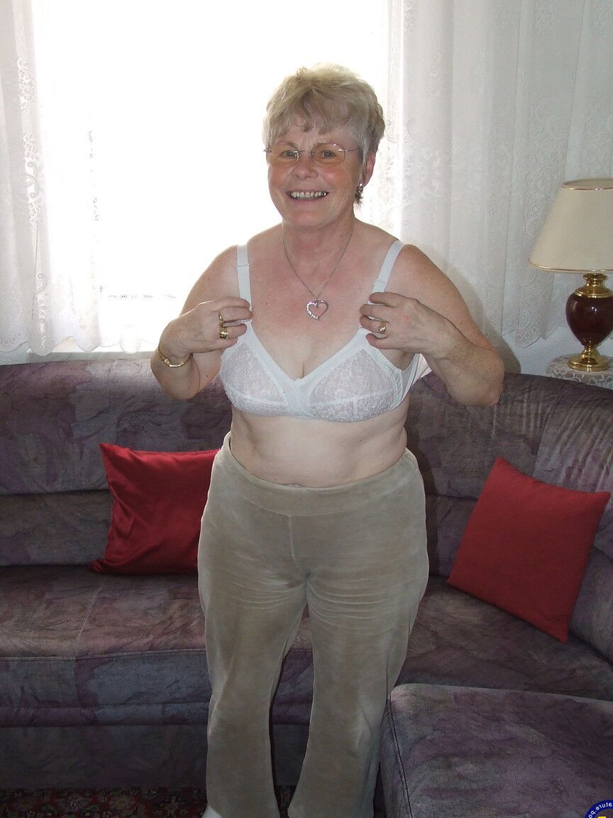 20P A vovó loira gordinha Petra tira a roupa e exibe seus seios naturais