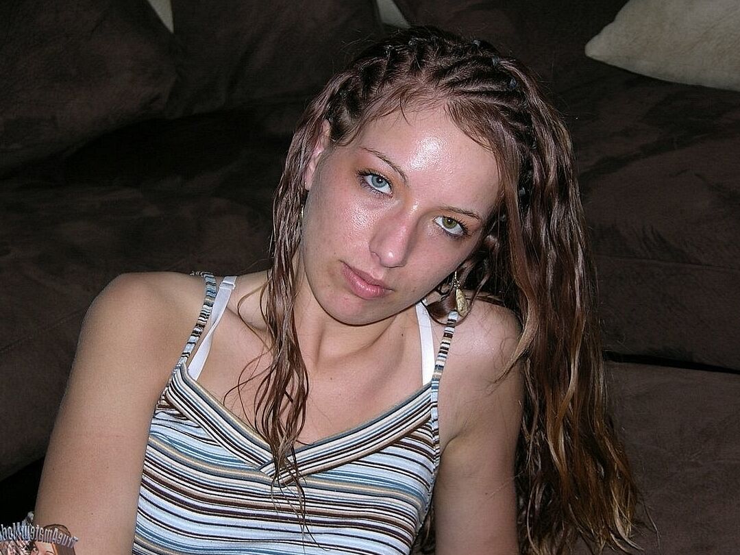 17P First timer showcases her bald pussy while totally naked on her bed