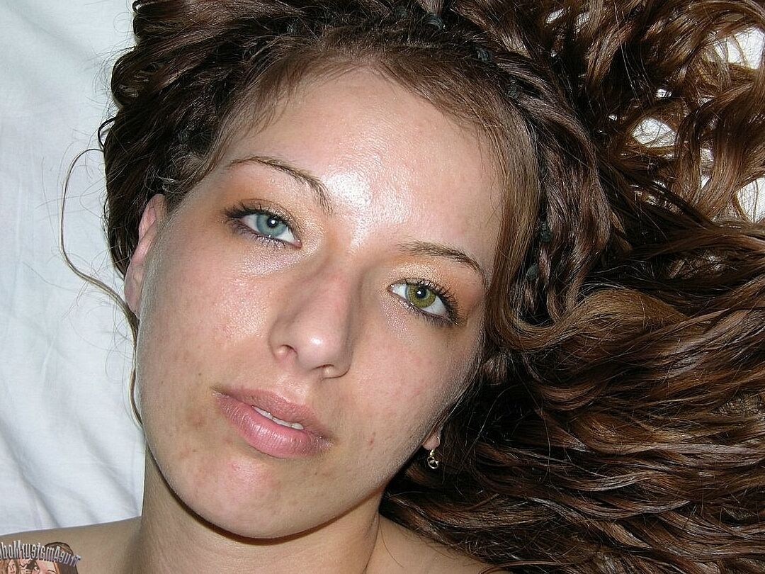 17P First timer showcases her bald pussy while totally naked on her bed