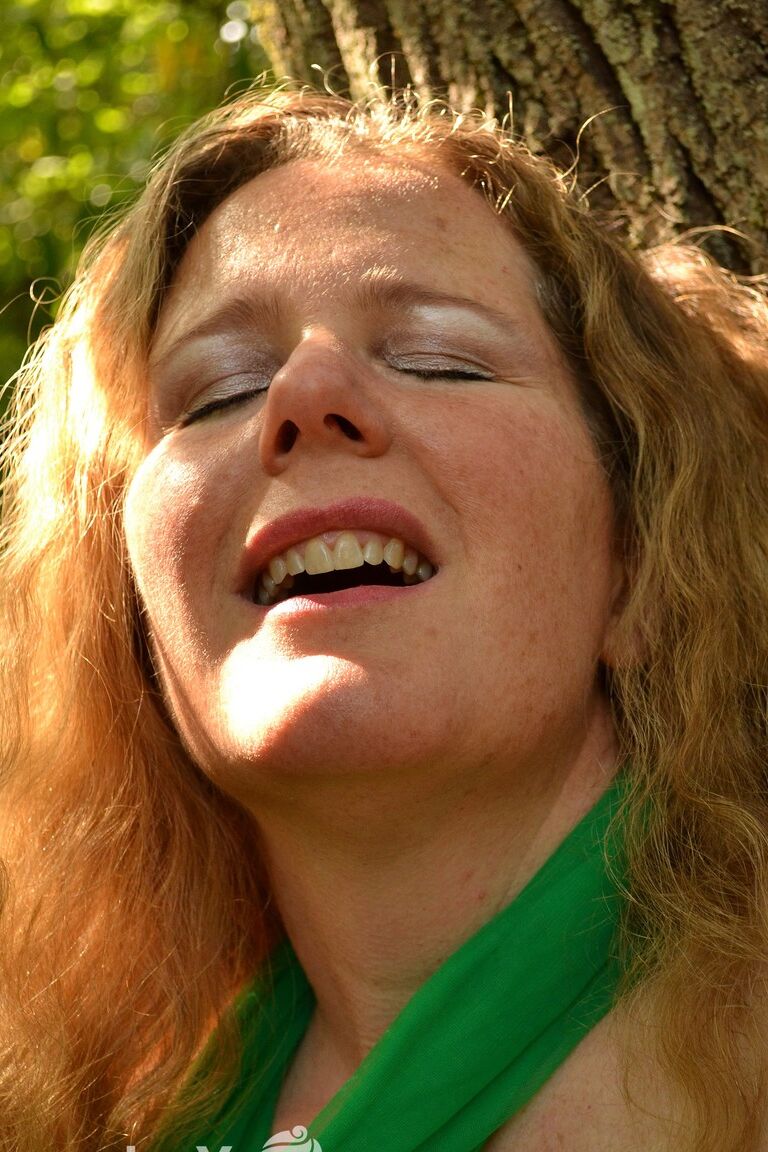 17P rothaarige MILF mit grünem Tutu Jade reibt ihre haarige Möse im Freien