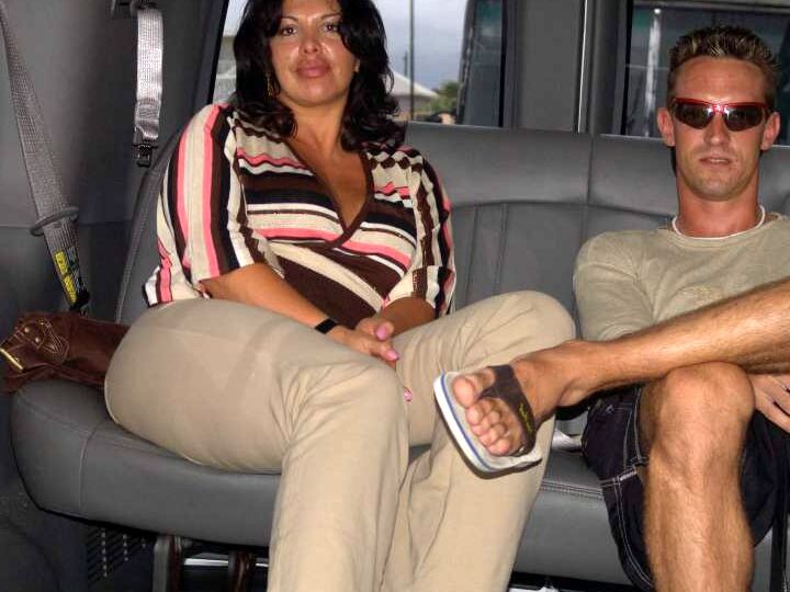 16P A fantástica puma amadora Alanis mostra seus enormes talentos naturais no banco de trás