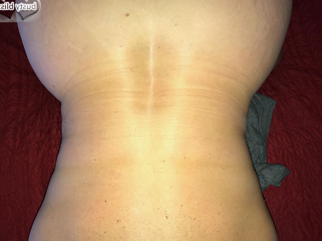 16P Зрелая женщина, Busty Bliss, выставляет свои большие сиськи напоказ на кровати