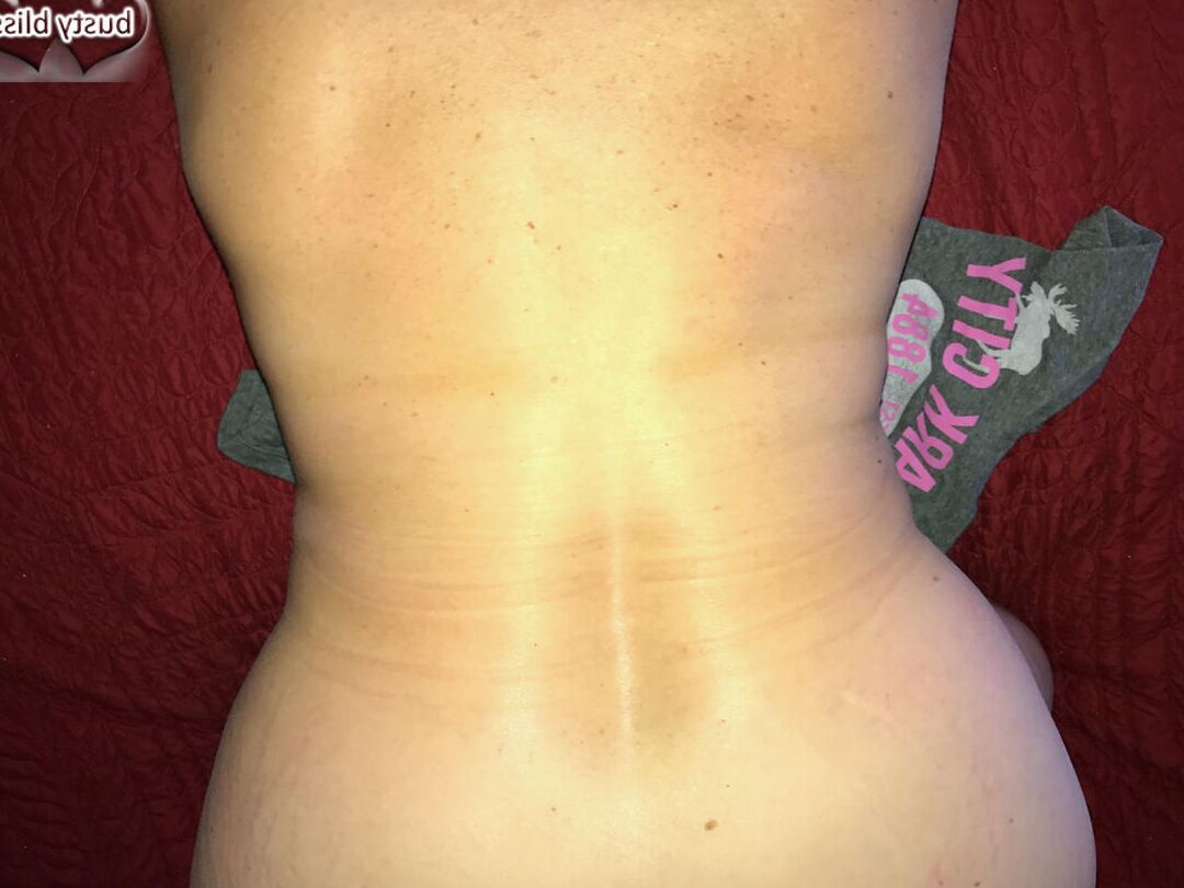 16P Зрелая женщина, Busty Bliss, выставляет свои большие сиськи напоказ на кровати