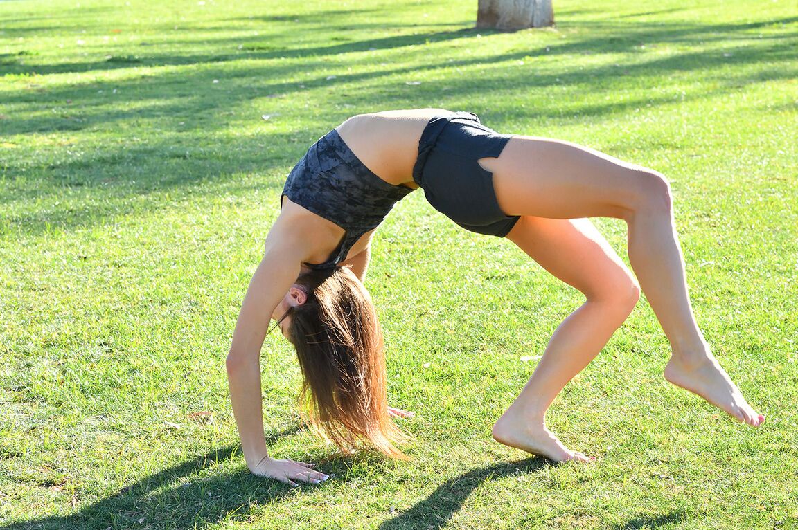 20P Adolescente gostosa com roupa sexy Zoe fazendo exercícios ao ar livre perto da água