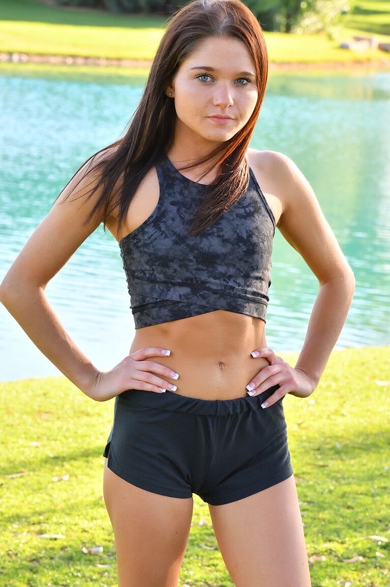 20P Adolescente gostosa com roupa sexy Zoe fazendo exercícios ao ar livre perto da água
