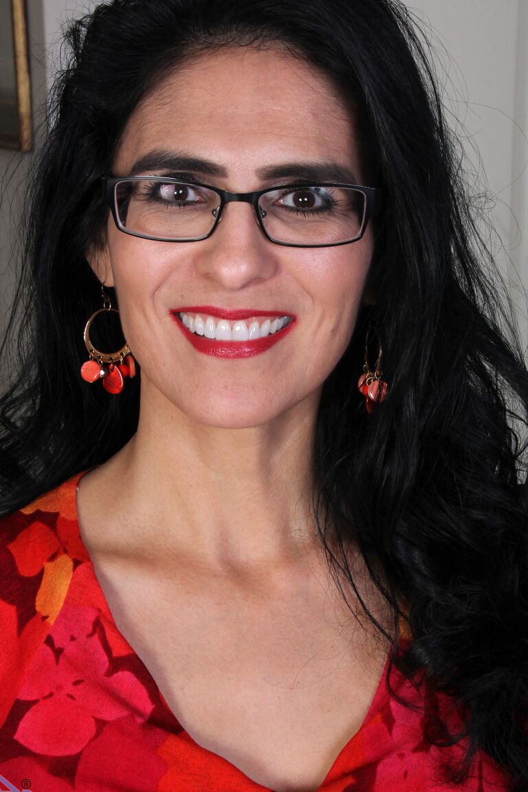 21P Impresionante morena Theresa Soza mostrando su coño depilado con gafas
