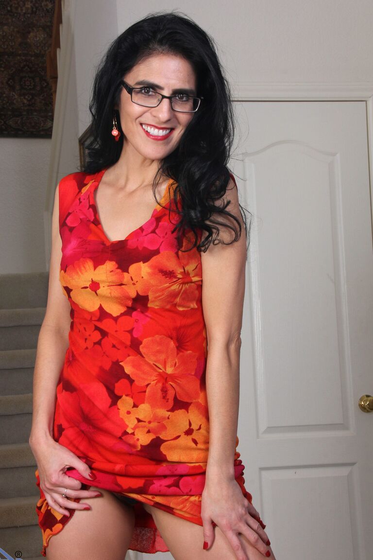 21P Impresionante morena Theresa Soza mostrando su coño depilado con gafas