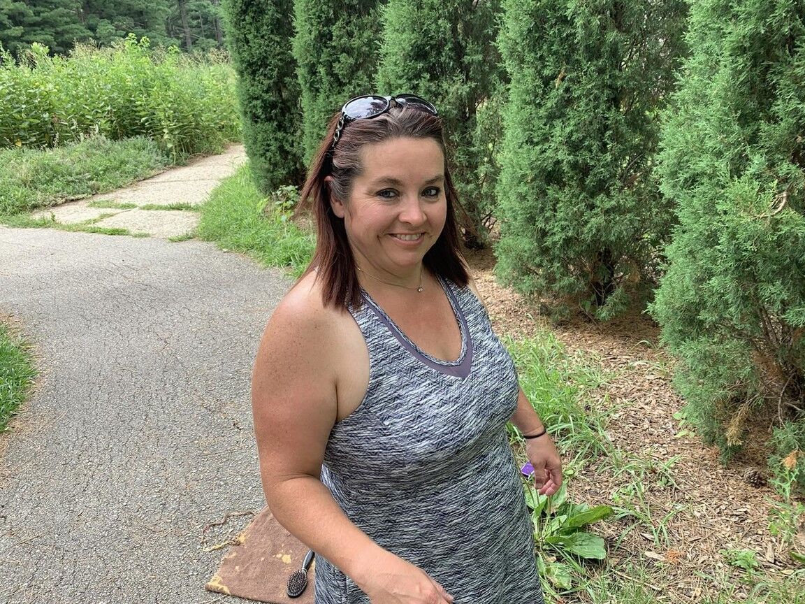 20P Maduro BBW Sexy Nebbw expõe sua bunda grande e arrebata em um parque