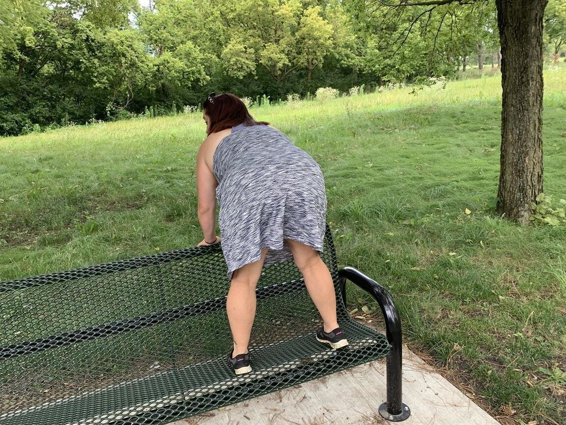 20P Maduro BBW Sexy Nebbw expõe sua bunda grande e arrebata em um parque