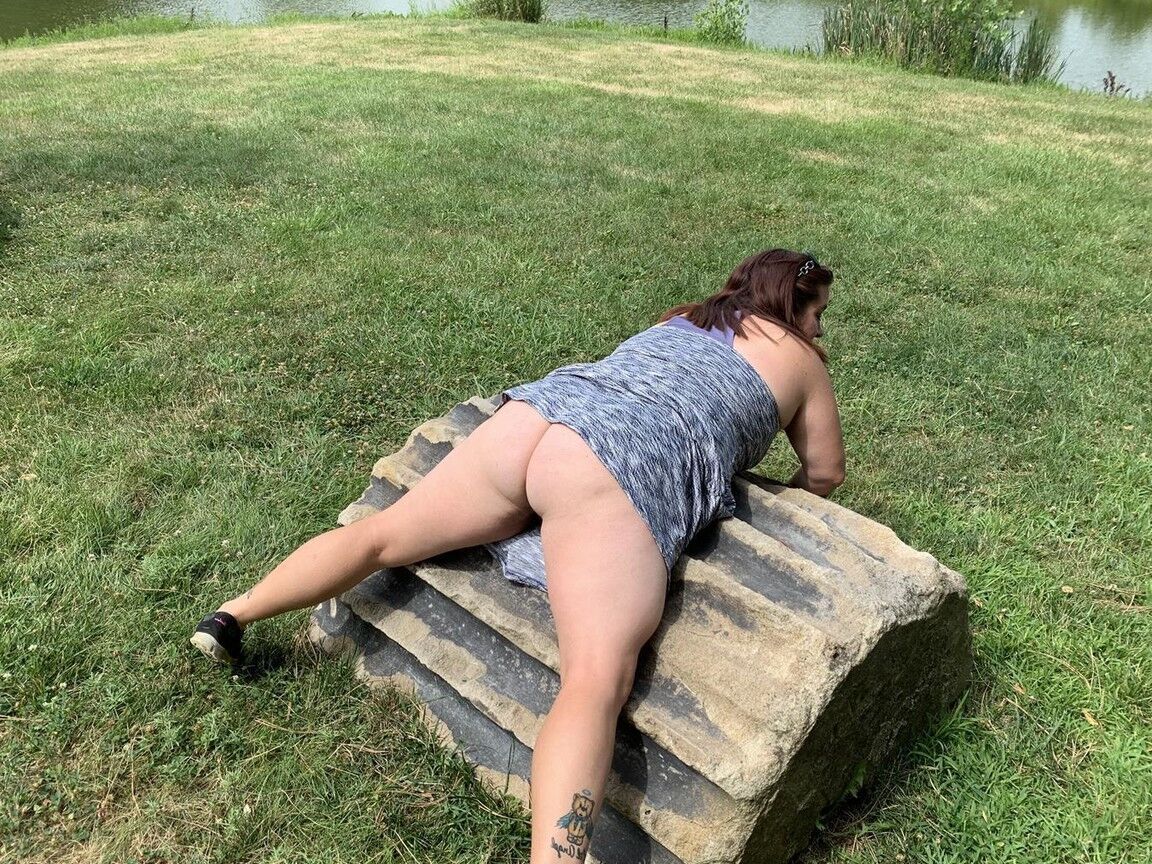 20P Maduro BBW Sexy Nebbw expõe sua bunda grande e arrebata em um parque