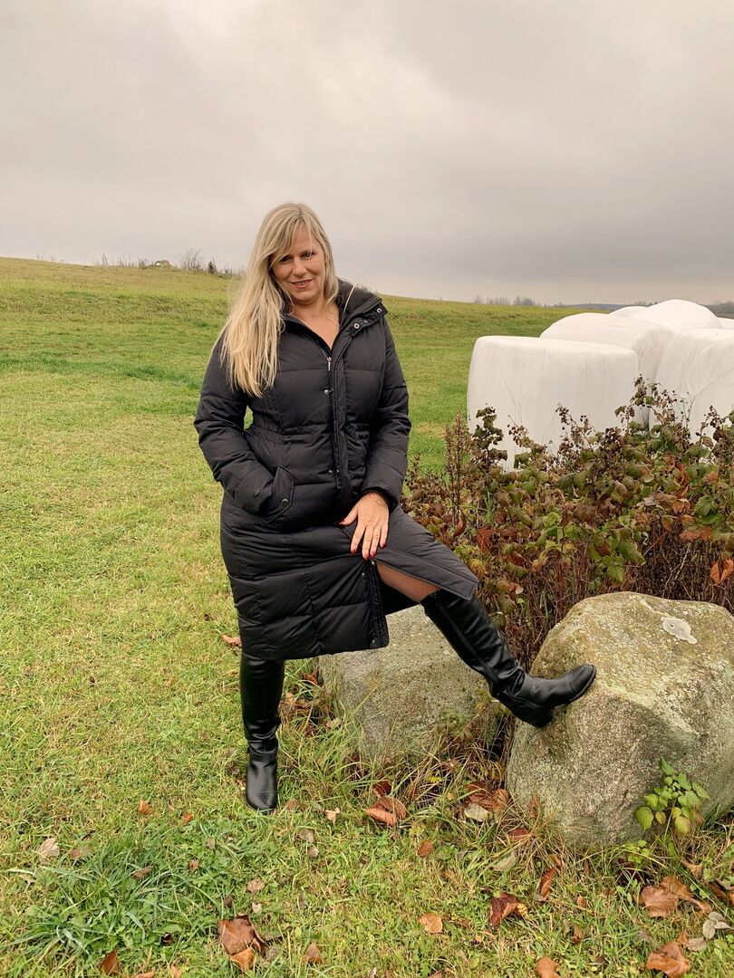 20P Older blonde Sweet Susi exposes herself in a field while wearing a winter coat