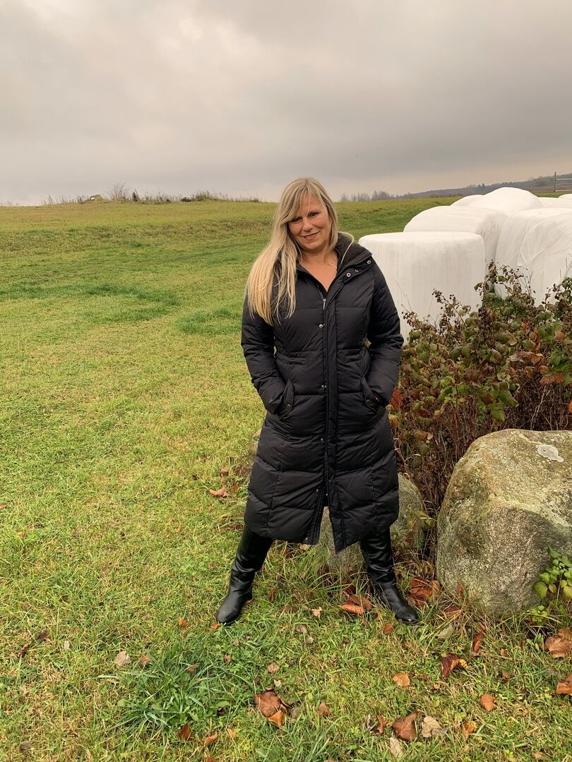 20P Older blonde Sweet Susi exposes herself in a field while wearing a winter coat