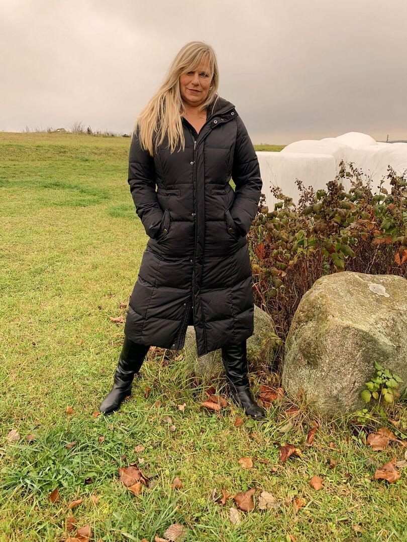 20P Older blonde Sweet Susi exposes herself in a field while wearing a winter coat