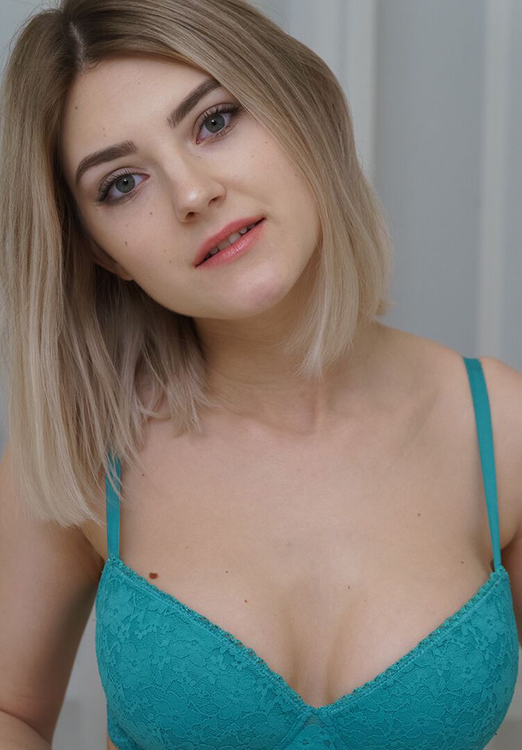 18P Blonde amateur Tiny uncups her great tits before applying moisturizer