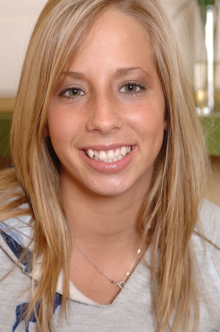 16P A loira Ashley Jenson toca sua buceta com piercing depois de se despir