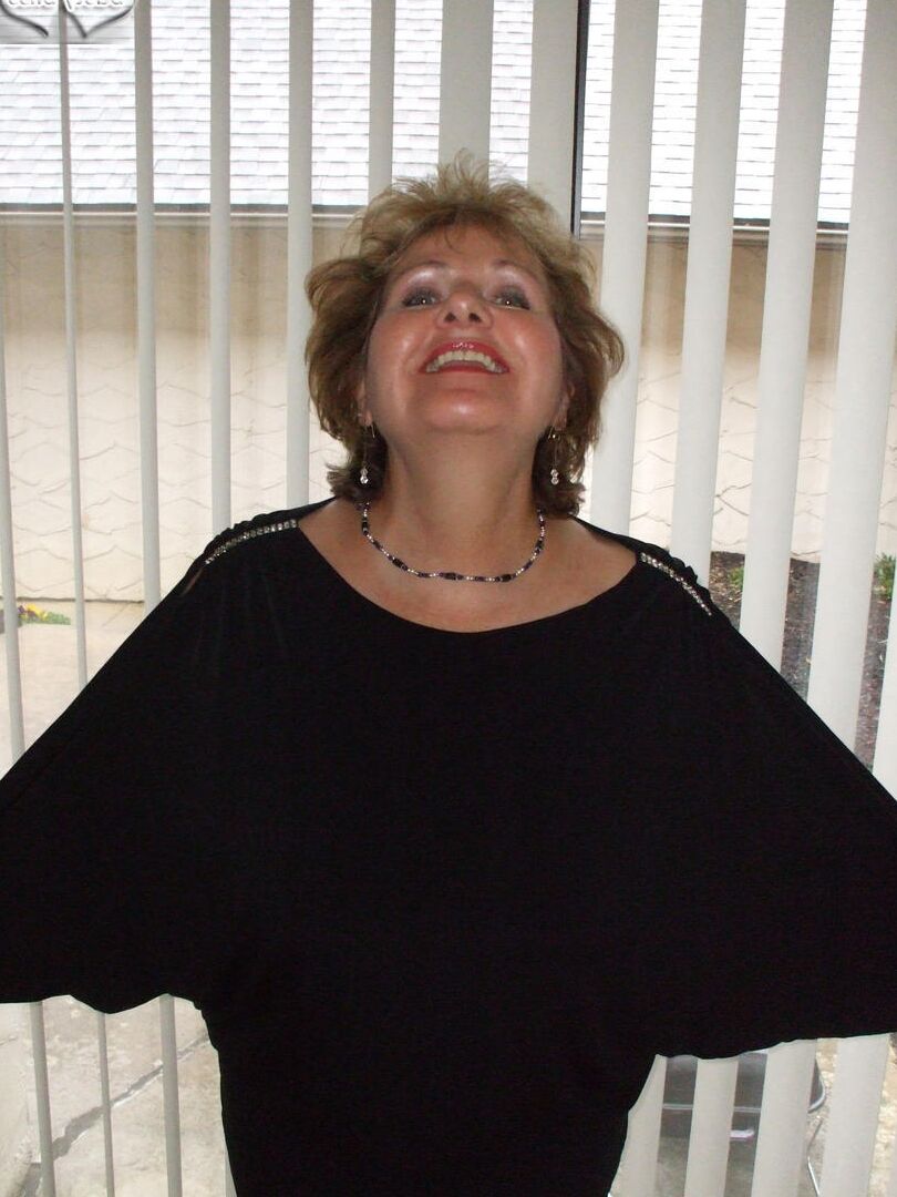 16P Madura Busty Bliss bebe una cerveza mientras muestra sus grandes tetas naturales