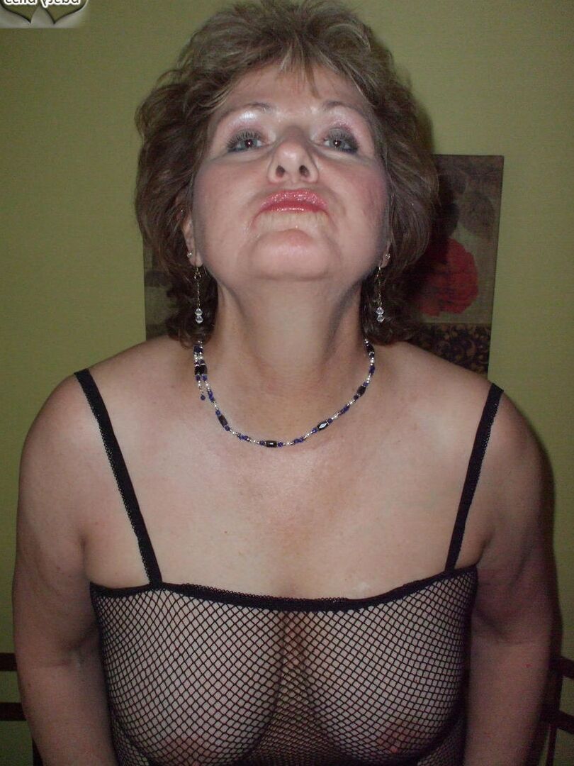 16P Madura Busty Bliss bebe una cerveza mientras muestra sus grandes tetas naturales