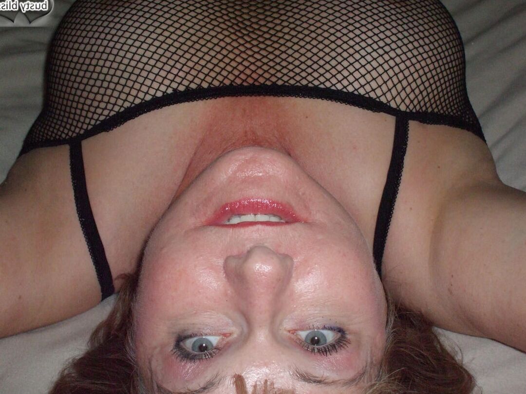 16P Madura Busty Bliss bebe una cerveza mientras muestra sus grandes tetas naturales