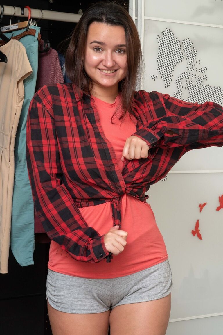 21P 素人イェレナが服を脱ぎ捨て、大きな胸と毛深い陰部でからかう